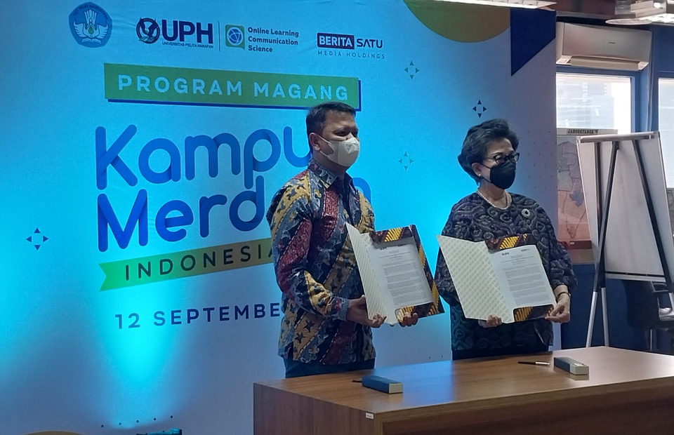 BSMH chief executive officer Rio Abdurrahman and UPH social and political sciences school dean Nanik Setijadi sign the memorandum of agreement on Kampus Merdeka UPH-BSMH internship in Jakarta on Sep. 12, 2022. (JG Photo/Jayanty Nada Shofa)