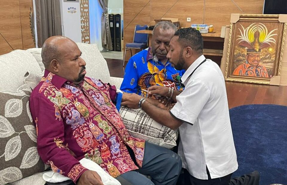 Papua Governor Lukas Enembe, left, is being examined by a doctor at his residence in Jayapura on Sept. 14, 2022. (Antara Photo)