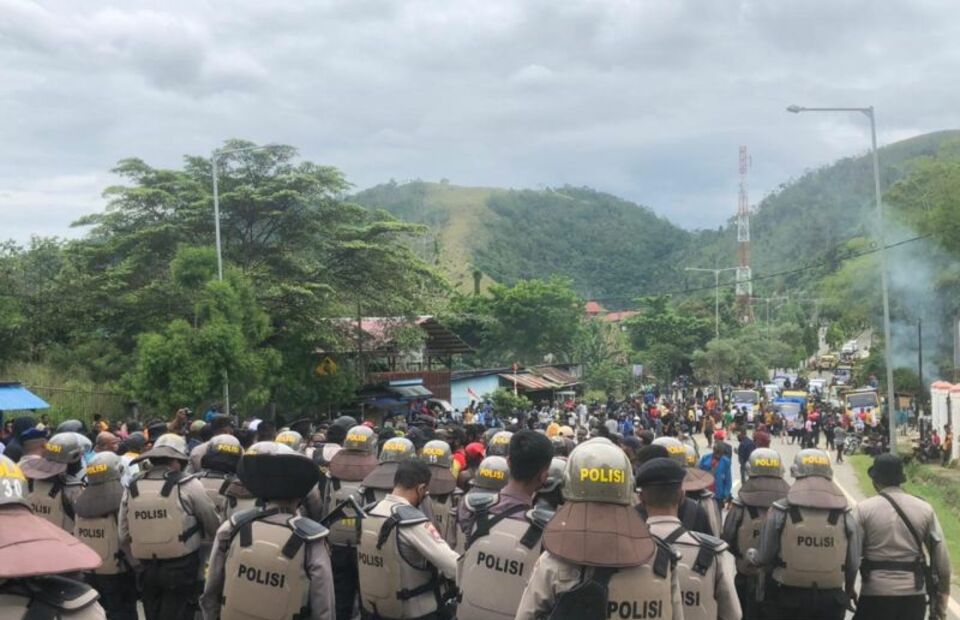 Riot police stand guard near a rally of Papua Governor Lukas Enembe's supporters in the city of Jayapura on Sept. 20, 2022. (Antara Photo)