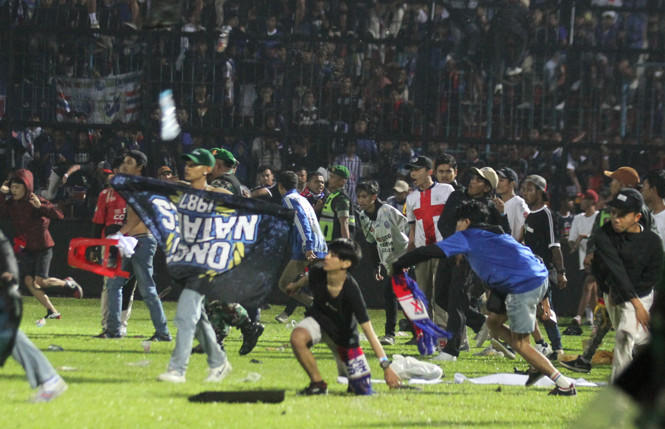 Angry fans of Arema Football Club rush into the pitch at Kanjuruhan Stadium in Malang, East Java, shortly after a match between the home team and Persebaya Surabaya on October 1, 2022. (Antara Photo)