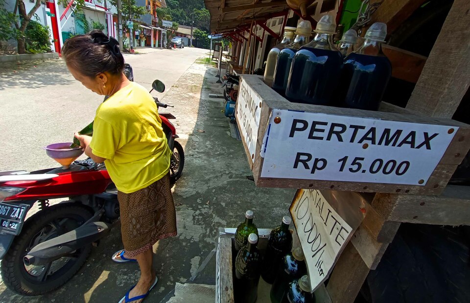 Retail gasoline trader fills a scooter's fuel tank with subsidized gasoline Pertalite in Depok, West Java on Oct 1, 2022. (B1 Photo/Mohammad Defrizal)