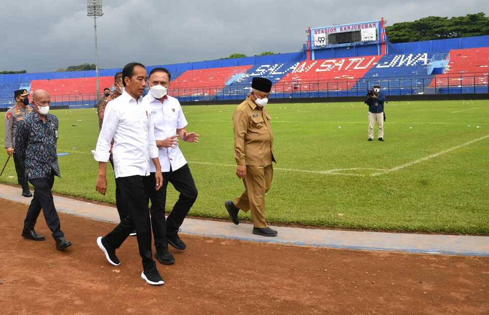 President Joko Widodo inspects the Kanjuruhan Stadium in the East Java town of Malang on Oct. 5, 2022, four days after post-match clashes between fans and security officials that killed at least 131 people in the stadium. (Photo courtesy of the Presidential Press Bureau)