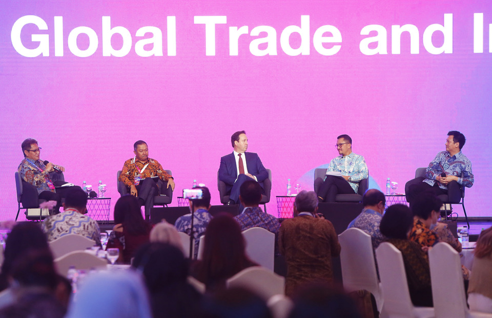 From left: Intibios Persada Sejahtera Director Iman Pambagyo, BNI Enterprise and Commercial Director Muhammad Iqbal, Stonepeak Managing Director Steven Ciobo, Kadin Indonesia Deputy Chairman Bobby Gafur Umar, KKR Southeast Asia Representtaive Jaka Prasetya attend discussion during the Investor Daily Summit in Jakarta on October 12, 2022. (Ruht Semiono)