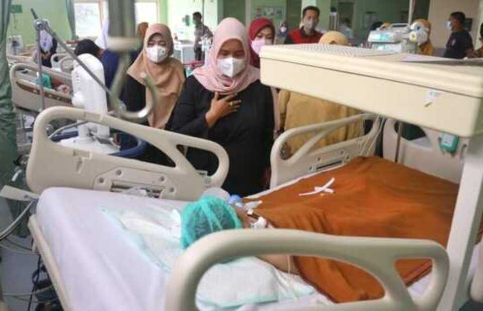 A child with acute kidney injury is being treated at Zainoel Abidin Municipal Hospital in Banda Aceh on October 22, 2022. (Antara photo)