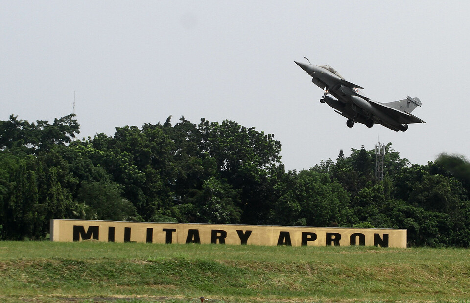 A French Air Force Rafale jet fighter takes off at Halim Perdanakusuma Airport in East Jakarta during the Indo Aerospace Expo & Forum 2022 on November 4, 2022. (Joanito de Saojoao)