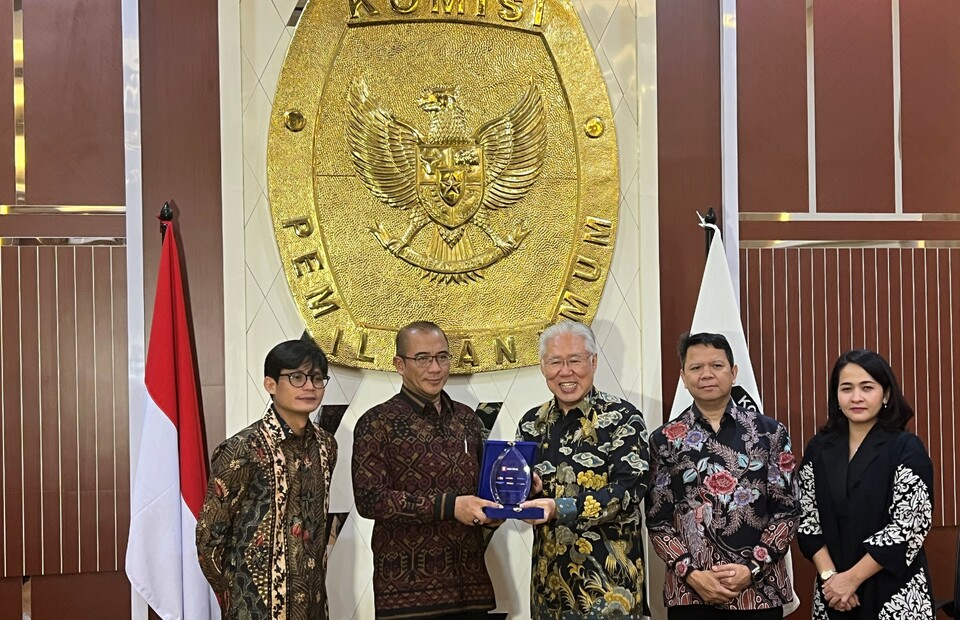 B-Universe Executive Chairman Enggartiasto Lukita, center, hands a souvenir to KPU Chairman Hasyim Asyari at the KPU building in Jakarta on November 20, 2022. B-Universe CEO Rio Abdurrachman, second right, and Managing Director Apreyvita Wulansari, right, are also present at the event. (Vinnilya Huanggrio)