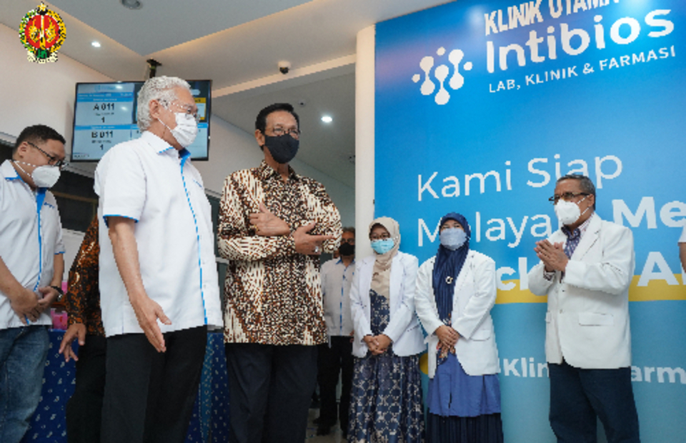 Intibios founder Enggartiasto Lukita (left) and Yogyakarta Governor Sultan Hamengu Buwono X inaugurates Intibios Lab, Klink & Farmasi on Nov. 14, 2022. (Photo Courtesy of the Yogyakarta Provincial Government)