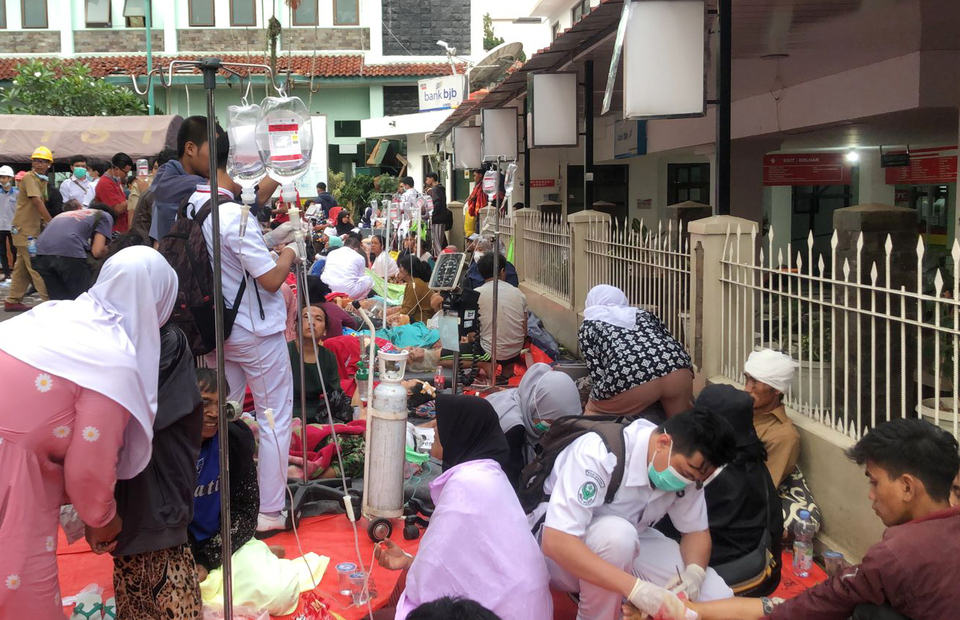 Medical workers treat victims of an earthquake in the West Java district of Cianjur on November 21, 2022. (Antara photo)