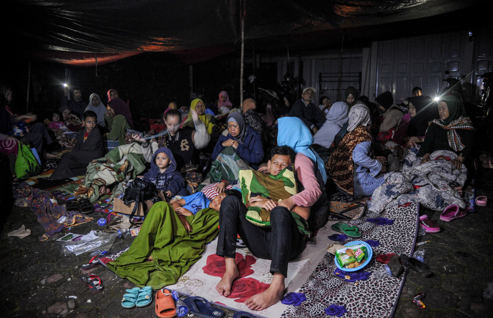 Cianjur residents stay outdoors for fear of aftershocks after an earthquake in western Java on November 21, 2022. (Antara photo/Raisan Al Farisi)