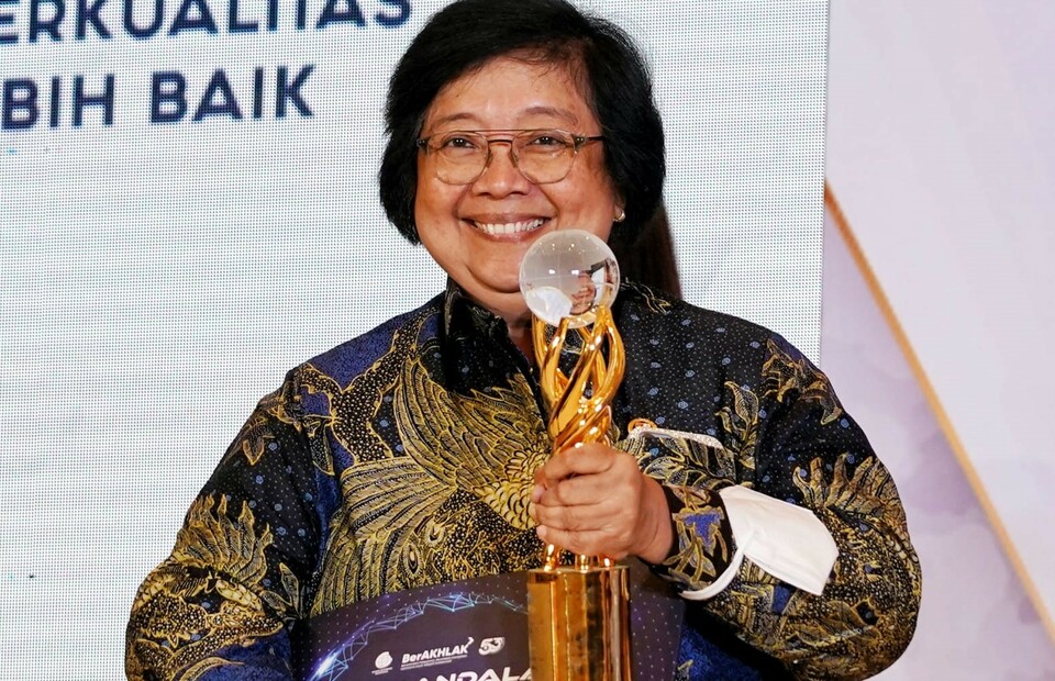 Environment and Forestry Minister Siti Nurbaya receives Bhumandala Kanaka award from the Geospatial Information Agency in Jakarta on November 28, 2022. (Handout)