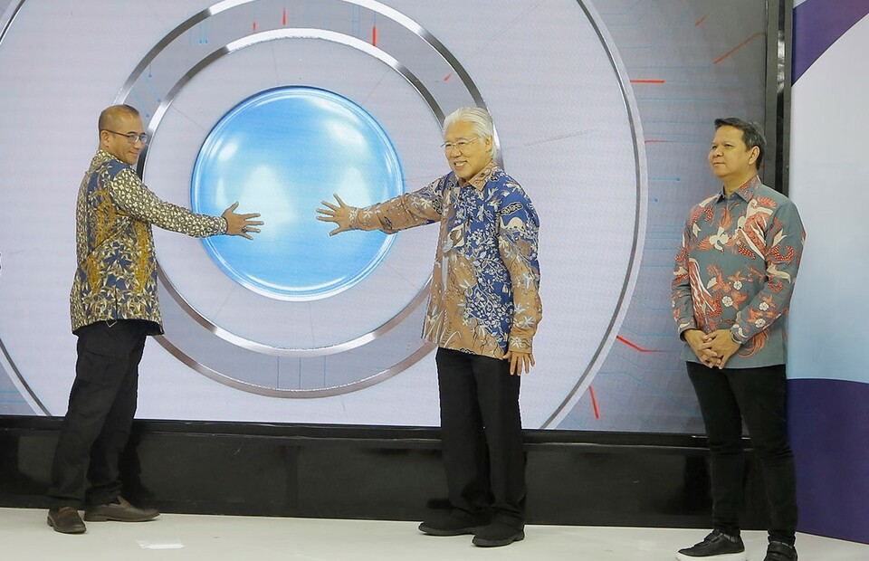 From left: General Election Commission (KPU) Chairman Hasyim Asyari, B-Universe Executive Chairman Enggartiasto Lukita, and B-Universe CEO Rio Abdurachman symbolically launch the election channel at BTV studio in Jakarta on December 15, 2022. (David Gita Roza)