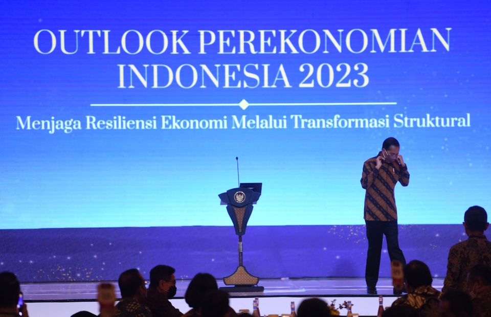 President Joko Widodo puts on a mask after delivering a speech at an economic seminar in Jakarta on December 21, 2022. (Antara photo/Akbar Nugroho Gumay)