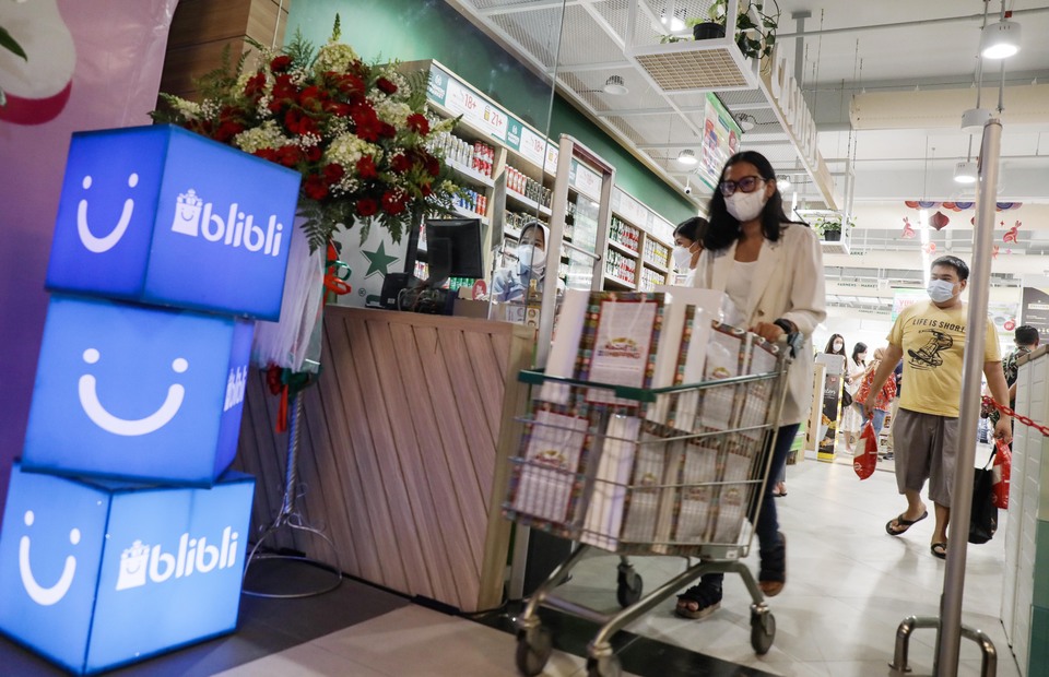 A woman shops at Farmers' Market store in Pantai Indah Kapuk area, Tangerang, Banten. (B-Universe Photo)