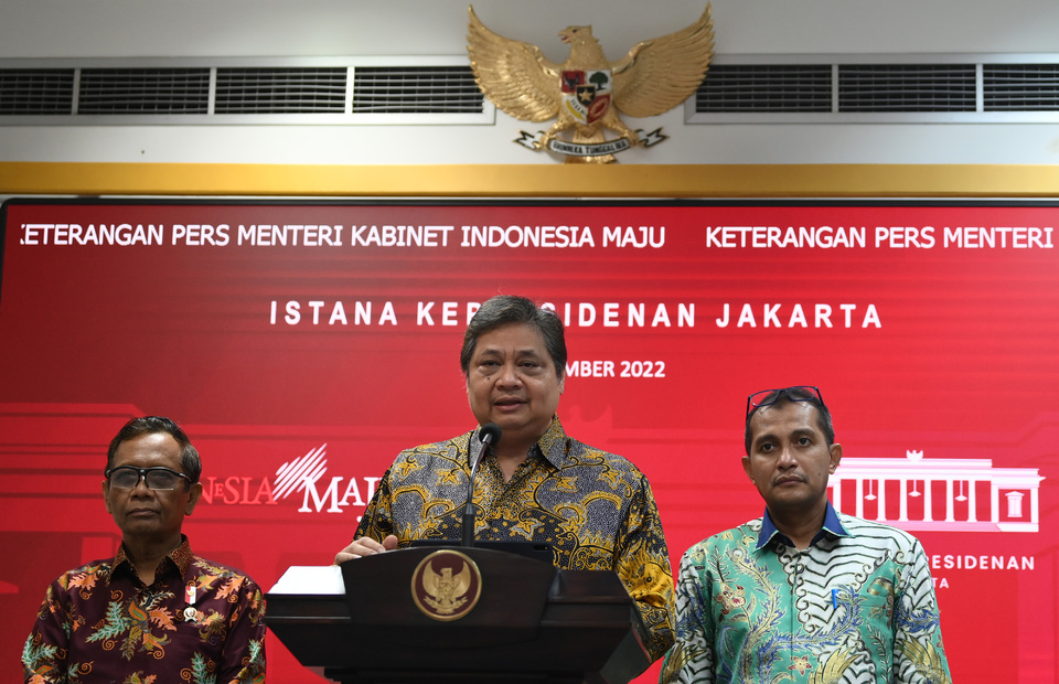 Coordinating Minister for Economic Affairs Airlangga Hartarto (center), Chief Security Minister Mahfud MD (left), Deputy Justice Minister Edward Omar Sharif Hiariej (right) at the press conference on the job creation law emergency regulation at the Presidential Palace in Jakarta on Dec. 30, 2022. (Antara Photo/Sigid Kurniawan)