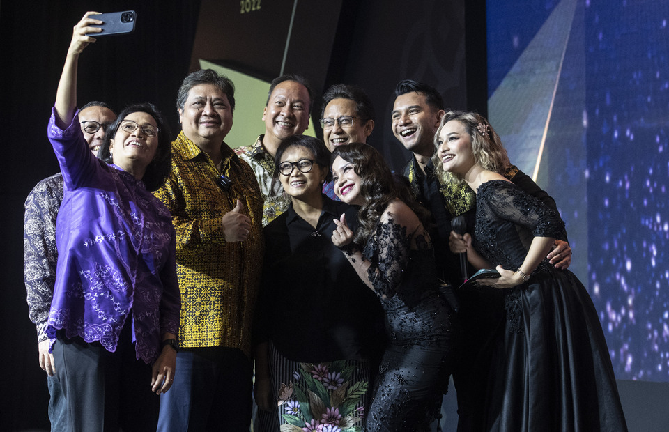 Finance Minister Sri Mulyani takes a selfie with Chief Economic Minister Airlangga Hartarto, third left, Health Minister Budi Gunadi Sadikin, fourth left, Foreign Minister Retno Marsudi, center, and Industry Minister Agus Gumiwang, fourth left, in Jakarta on December 20, 2022. (Antara photo)