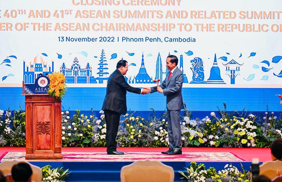 Cambodian Prime Minister hands over the ASEAN Chairmanship gavel to President Joko "Jokowi" Widodo at the end of the 40th and 41st ASEAN Summits in Phnom Penh on Nov. 13, 2022.
(Presidential Press Bureau)