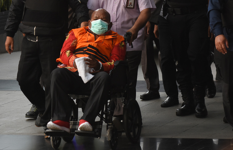 Papua Governor Lukas Enembe is taken to the Corruption Eradication Commission (KPK) building in a wheelchair in Jakarta on January 12, 2023. (Antara photo)