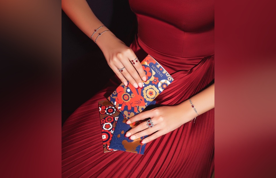 Hong bao gift set from jewelry brand MONDIAL. (Photo Courtesy of Central Mega Kencana)