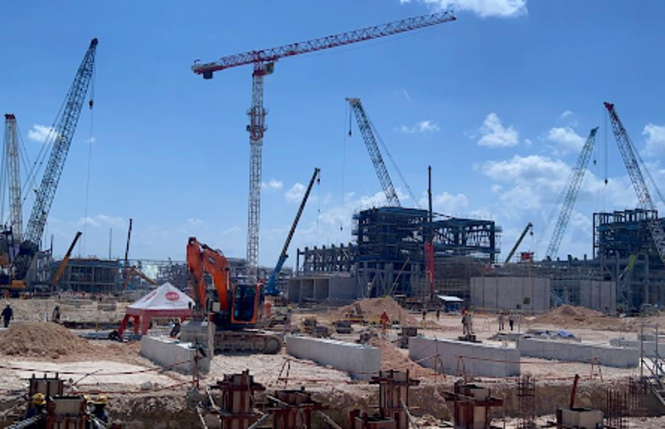 The ongoing construction of Freeport Indonesia’s Manyar Smelter at the Java Integrated Industrial and Port Estate in Gresik. (B Universe Photo/Primus Dorimulu)