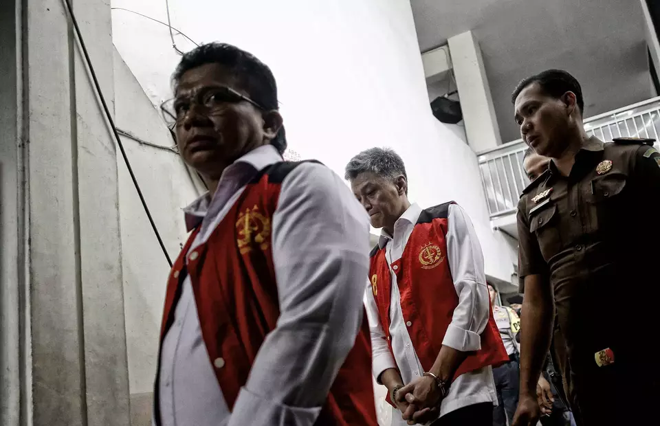 Former police officers Ferdy Sambo, left, and Hendra Kurniawan, center, leave the South Jakarta District Court after a hearing on January 27, 2023. (Joanito De Saojoao)