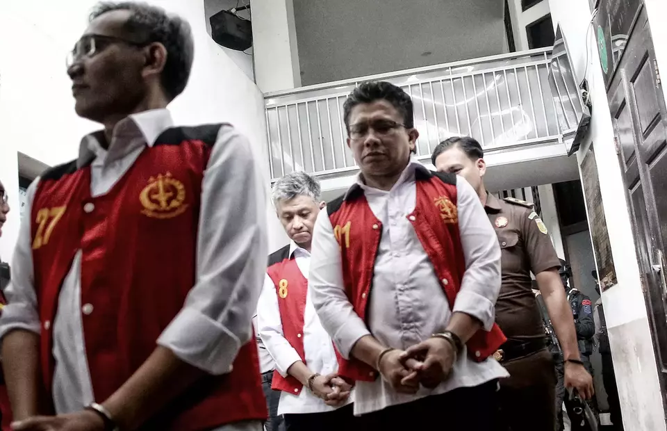 Former police officers Agus Nurpatria, second left, Hendra Kurniawan, center, Ferdy Sambo, second right, leave the South Jakarta District Court after a hearing on January 27, 2023. (Joanito De Saojoao)