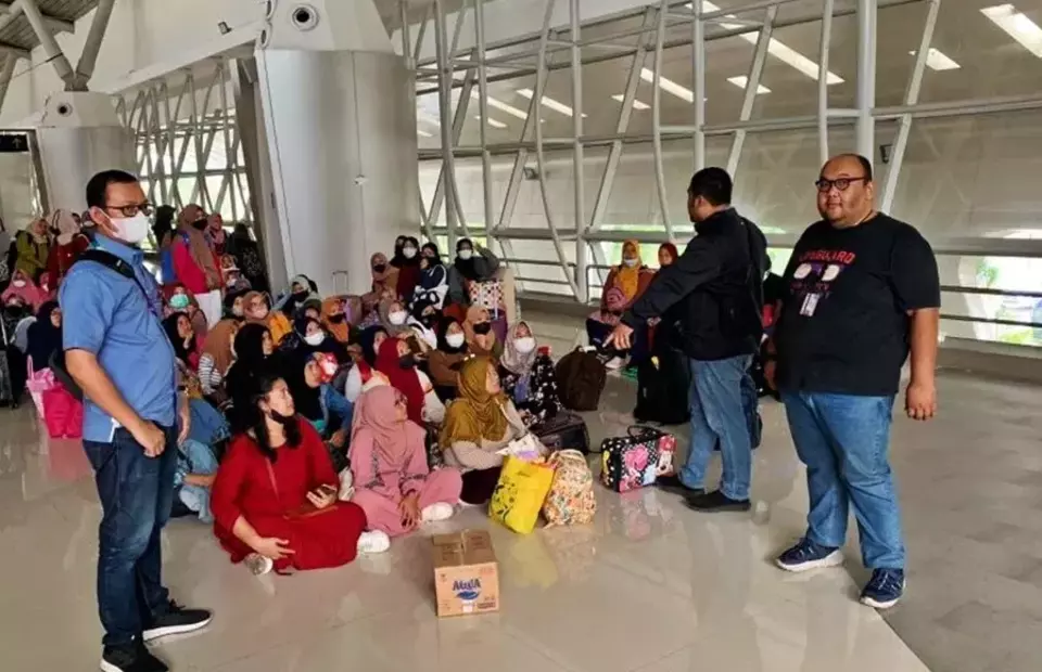 Manpower Ministry officials prevent Indonesian migrant workers from being illegally sent to Middle East countries at Juanda International Airport in Sidoarjo, East Java, on January 28, 2023. (Antara Photo)