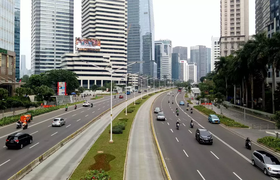 A photo illustration of cars passing by the Gen. Sudirman street in Jakarta. (B Universe Photo/Uthan A Rachim)