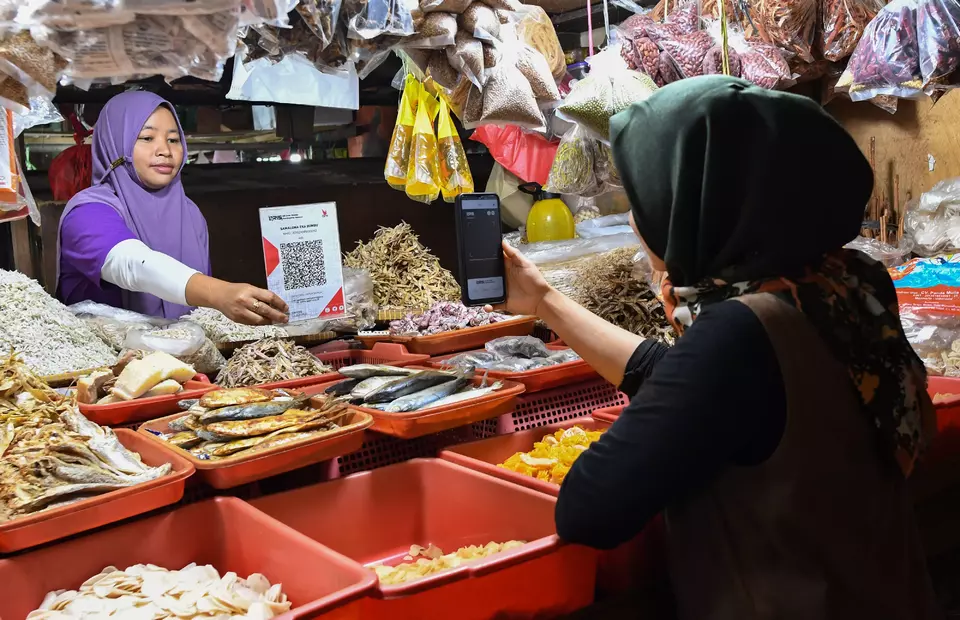 A shopper scans the QRIS to make a purchase at West Tomang Market in Jakarta on Jan. 27, 2023. (Antara Photo/Aditya Pradana Putra)