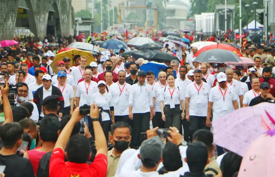 President Joko Widodo (center) walks towards the stage to kick off Indonesia's 2023 ASEAN chairmanship at the Hotel Indonesia roundabout in Jakarta on Jan. 29, 2023. Jokowi said he was optimistic that under Indonesia's chairmanship, ASEAN would continue to grow and make huge contribution to the region and the world. The kick-off marks the beginning of Indonesia's 2023 ASEAN chairmanship. (Infopublik/Amiriyandi)