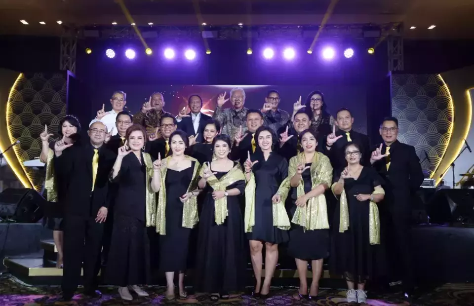 él Hotel Group owner Enggartiasto Lukita (third from the right at the back), Tourism Minister Sandiaga Uno (second right), and Sport Minister Zainudin Amali (third from the left), Deputy Manpower Minister Afriansyah Noor (second left), State Audit Board (BPK) member Hendra Susanto (left), él Hotel Group president director Intan Nurcahya (right) at the 10-year anniversary celebration of él Hotel Group in Jakarta on Jan. 30, 2023. (B Universe Photo/Mohammad Defrizal)