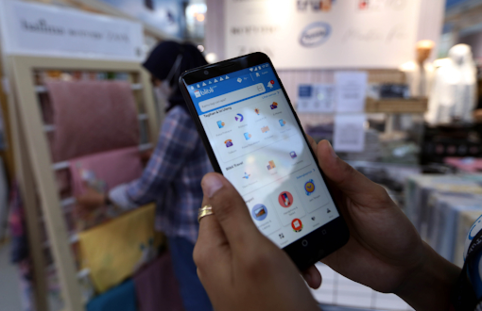 A visitor makes a transaction at Blibli’s booth at the Pekan Raya Jakarta event in Kemayoran on June 14, 2022. Blibli plans to double down its omnichannel strategy in 2023. (B Universe Photo/Mohammad Defrizal)