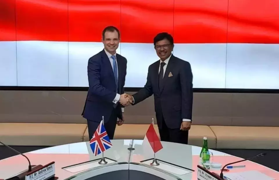 Communications and Informatics Minister Johnny G Plate, right, receives a visit by UK Minister for Exports Andrew Bowie in Jakarta on February 1, 2023. (Photo courtesy of the UK Embassy)