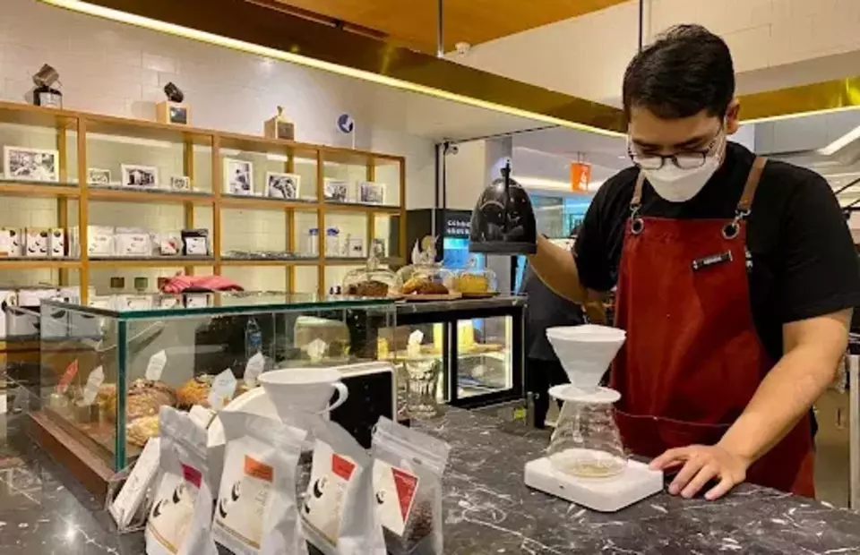 Head barista Arianta Zulhan brewing a filter coffee for a customer at the Common Grounds Citywalk Sudirman cafe on Jan. 26 2023. (JG Photo/Lily McCure)
