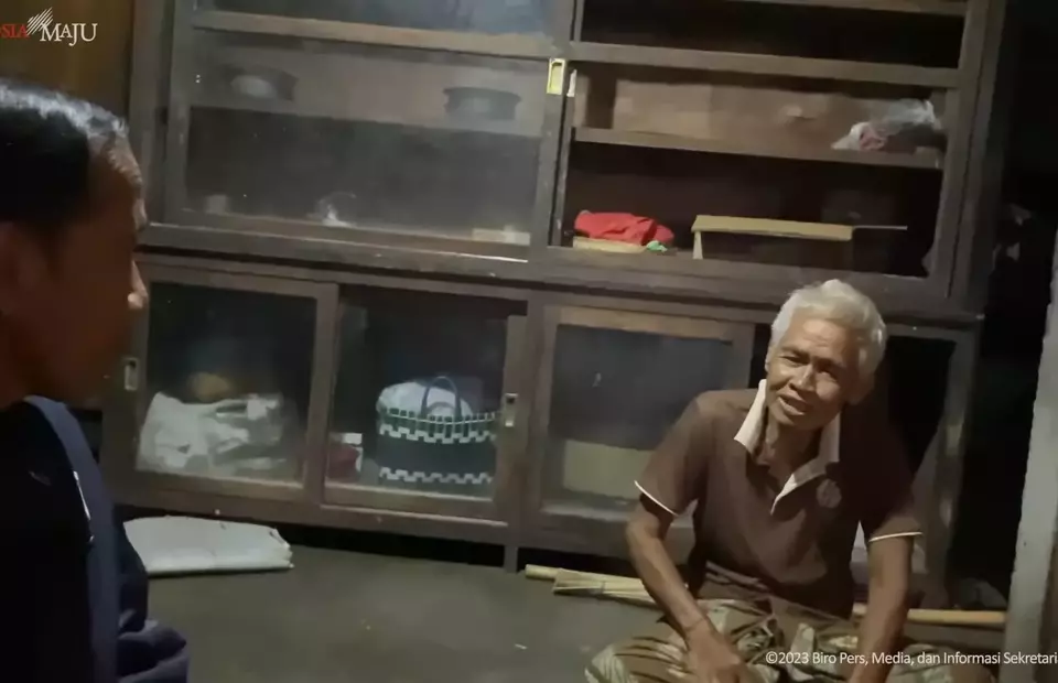 President Joko "Jokowi" Widodo makes an impromptu visit to Balinese locals in Keingetan hamlet in Singakerta, Gianyar on Feb. 1, 2023. (Videography)