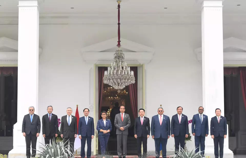 President Joko "Jokowi" Widodo takes a photo with ASEAN foreign ministers (excluding Myanmar) and ASEAN Secretary-General Kao Kim Hourn at the Merdeka Palace in Jakarta on Feb. 3, 2023. (Antara Photo/Hafidz Mubarak)