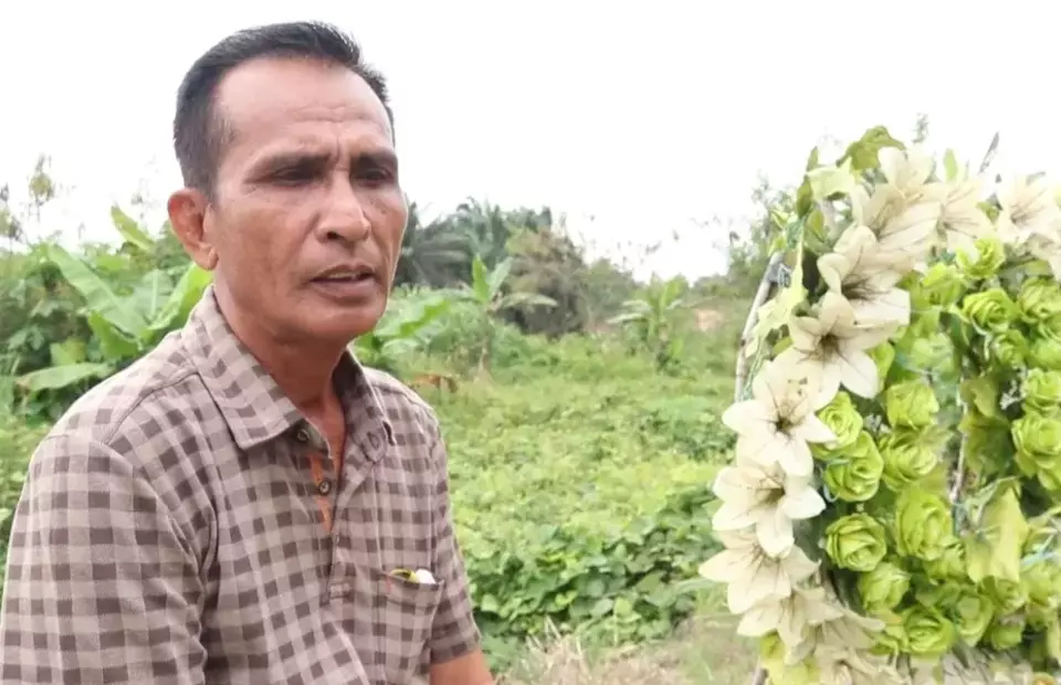 Samuel Hutabarat, the father of slain police officer Nofriansyah Yosua Huatabarat, visits his son's grave in Muaro Jambi in the province of Jambi on February 4, 2023. (B-Universe photo/Muhammad Husen)