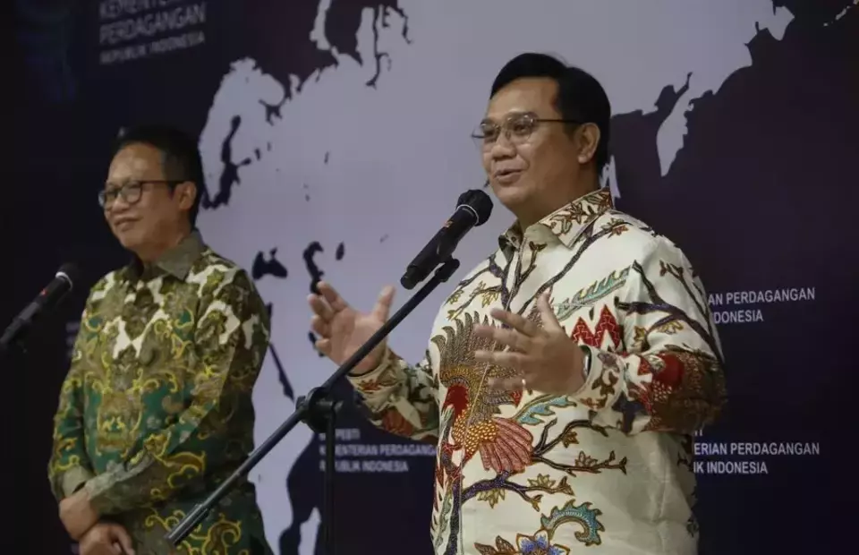 Ombudsman Yeka Hendra Fatika, right, and Bappebti acting chairman Didid Noordiatmoko speak to reporters in Jakarta on February 2, 2023. (B Universe Photo/Mohammad Defrizal)