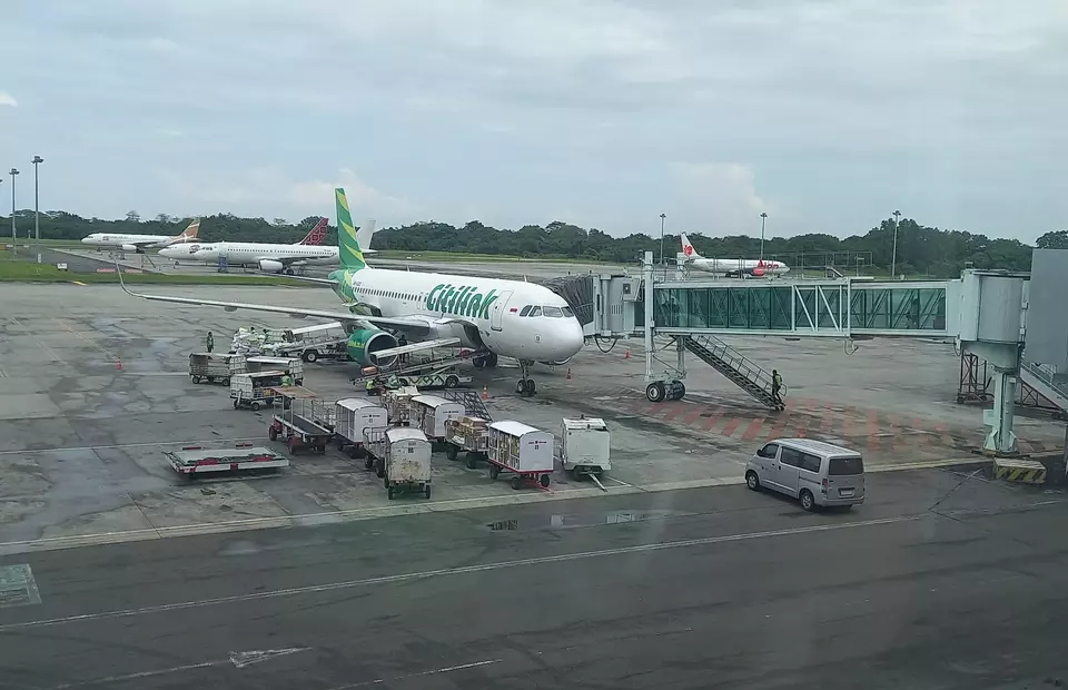 Workers unload cargo from a Citilink plane at Kualanamu International Airport in Deli Serdang, North Sumatra, on February 8, 2023. (JG Photo/Heru Andriyanto)