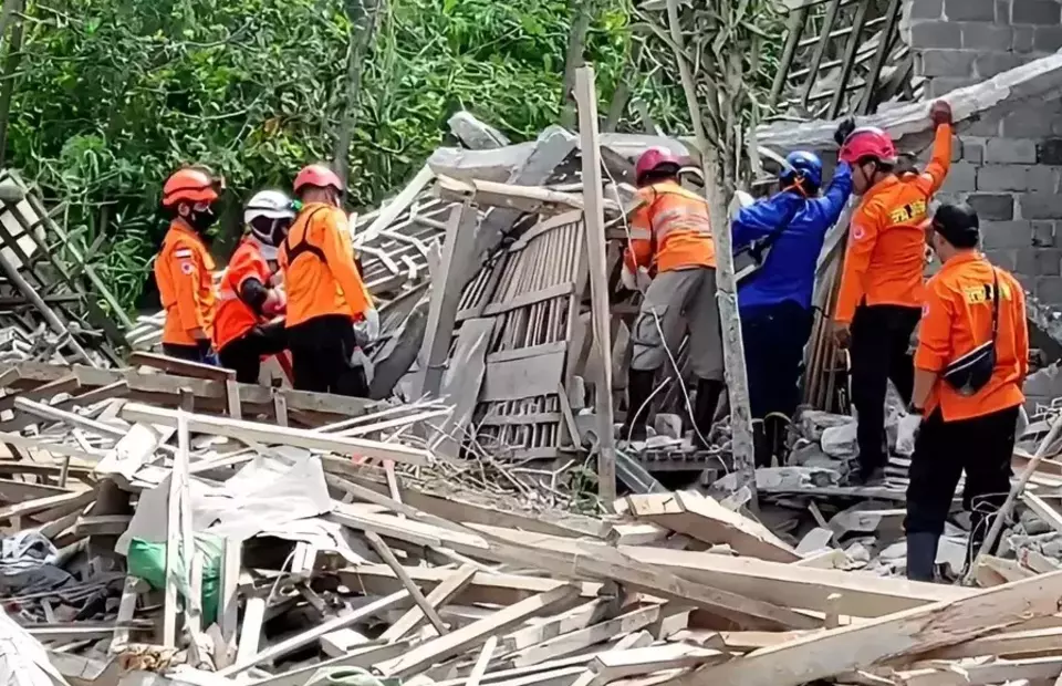 Rescue workers search for victims under the rubble on Feb. 20, 2023, a day after a firework explosion destroyed homes in the East Java town of Blitar. (B-Universe Photo/Mohammad Muajijin)