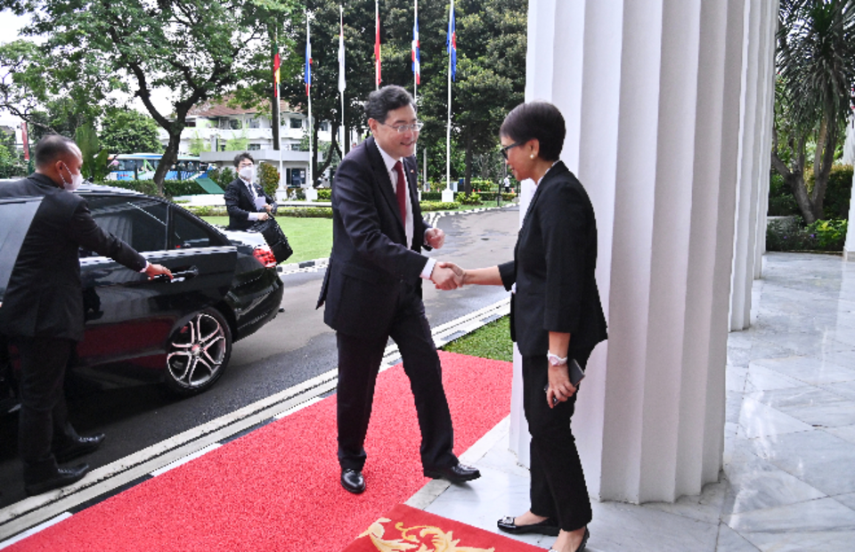 Foreign Affairs Minister Retno Marsudi shakes hands with her Chinese counterpart Qin Gang in Jakarta on Feb. 22, 2023. (Photo Courtesy of Foreign Affairs Ministry)