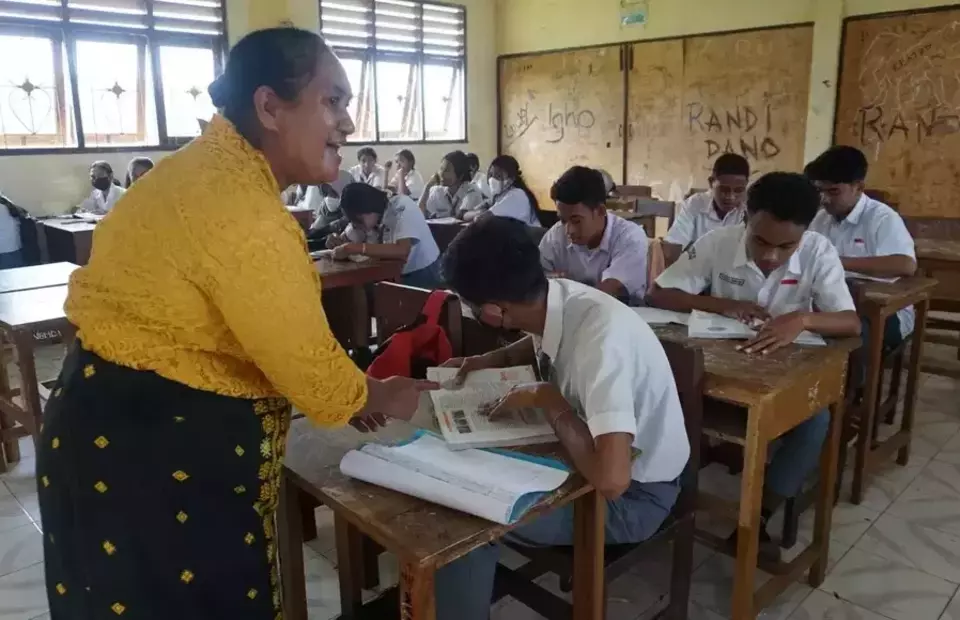A teacher and her students at state high school SMA 6 in Kupang, East Nusa Tenggara. (B-Universe Photo/David Wilson)