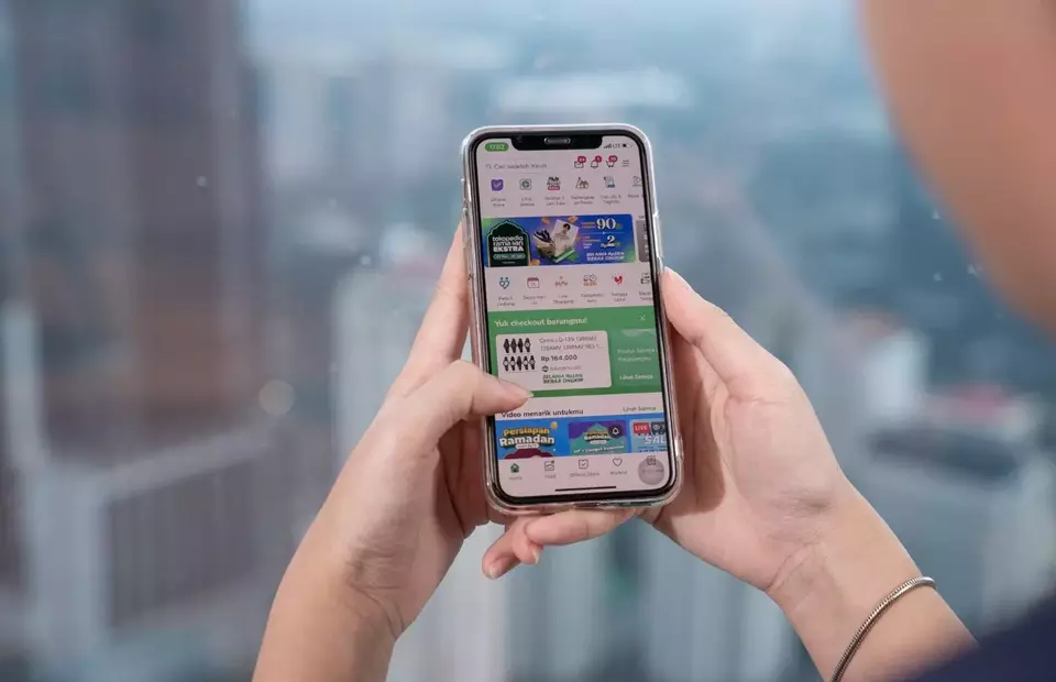 A user browses the Tokopedia app. (Photo Courtesy of Tokopedia)