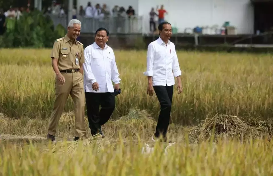 President Joko Widodo, rights, walks along a dike accompanied by Defense Minister Prabowo Subianto, center, and Central Java Governor Ganjar Pranowo in Kebumen, Central Java, on March 9, 2023. (Presidential Press Bureau)