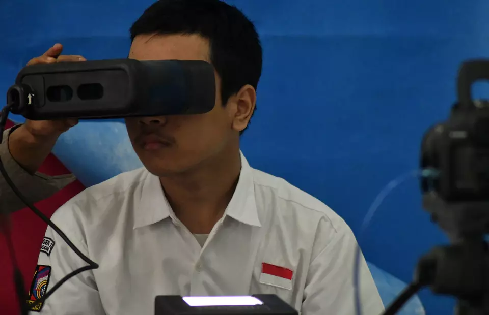 A student has his biometrics recorded for his electronic ID card at a high school in Bogor on Feb. 20, 2023. (Antara Photo/Arif Firmansyah)
