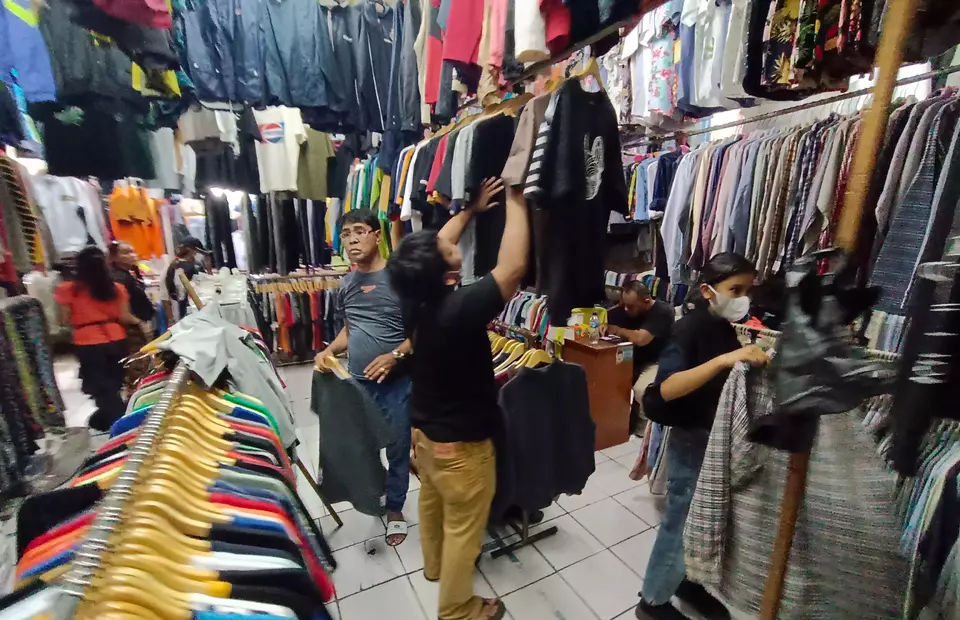 Shoppers choose apparel at a second-hand clothing store at Senen Market, Jakarta, on March 13, 2023. (B-Universe Photo/Mohammad Defrizal)