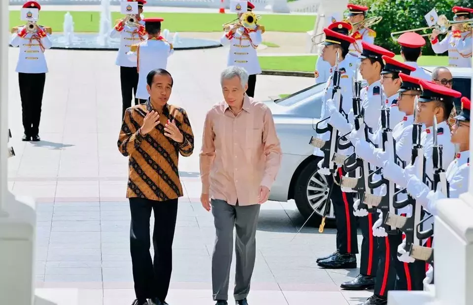 President Joko "Jokowi" Widodo meets with Singaporean Prime Minister Lee Hsien Loong for their annual leaders