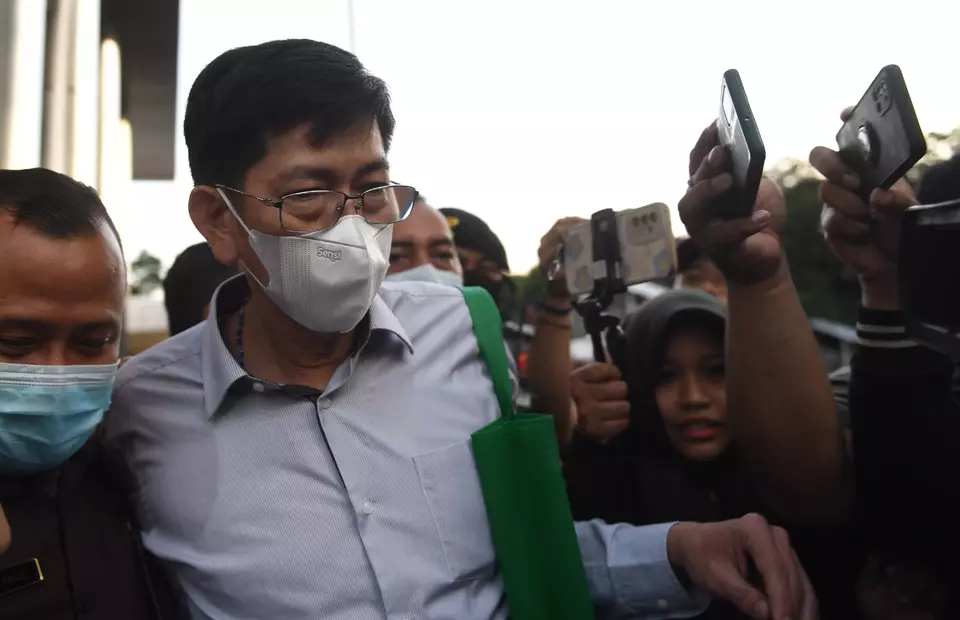 Tax official Wahono Saputro, second left, attempts to avoid journalists as he leaves the Corruption Eradication Commission building in Jakarta on March 16, 2023. (Antara photo)