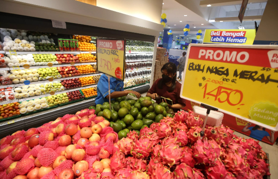 A customer shops at Hypermart Daan Mogot in Jakarta on March 16, 2023. (B Universe Photo/Mohammad Defrizal)