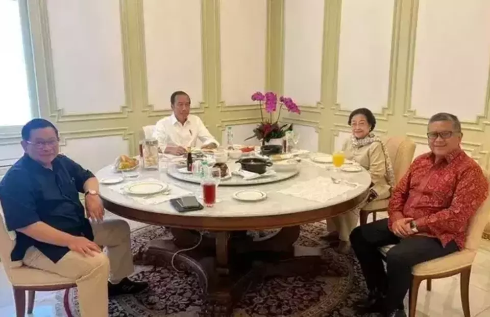 From left: Cabinet Secretary Pramono Anung, President Joko Widodo, PDI-P Chairwoman Megawati Soekarnoputri, and PDI-P Secretary-General Hasto Kristiyanto meet at the Merdeka Palace in Jakarta on March 18, 2023. (Handout)