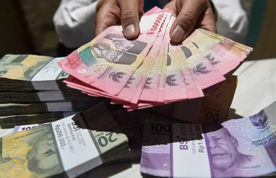Rupiah Declines Against Dollar Amid Geopolitical Unrest